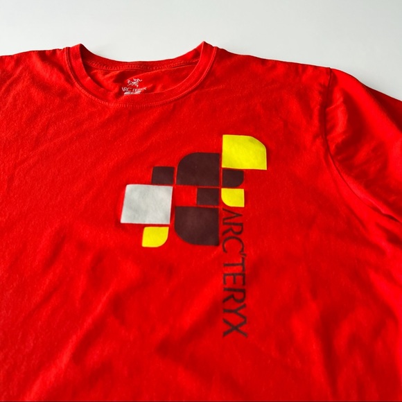 Arc’teryx Red Graphic Geometric Print T-Shirt Men’s Size Large - Picture 2 of 7